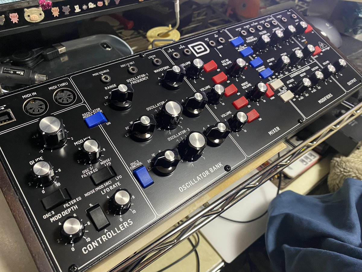 yoshmeme's tweet image. 伝統のA-440スイッチまである！！ｗｗ
そしてMIDI THRUあるのはナイス！
ピッチとゲートを安定したMIDIで稼働させ、スルーさせてコンバーターに突っ込んでCV取り出したり出来るじゃん！！
小型なのもいいな。これなら見つからな（ｒｙ
#AKAIEWI #MODELD