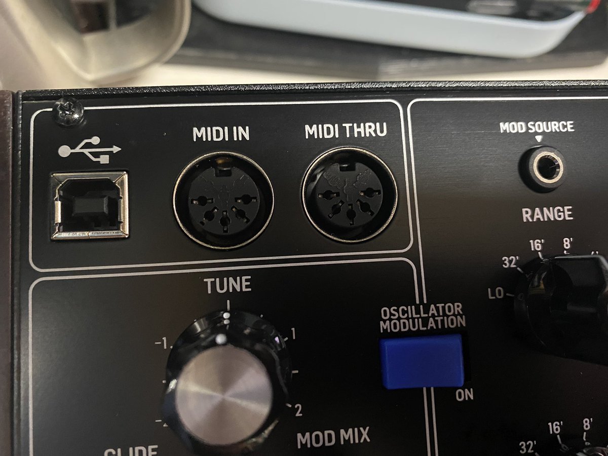 yoshmeme's tweet image. 伝統のA-440スイッチまである！！ｗｗ
そしてMIDI THRUあるのはナイス！
ピッチとゲートを安定したMIDIで稼働させ、スルーさせてコンバーターに突っ込んでCV取り出したり出来るじゃん！！
小型なのもいいな。これなら見つからな（ｒｙ
#AKAIEWI #MODELD