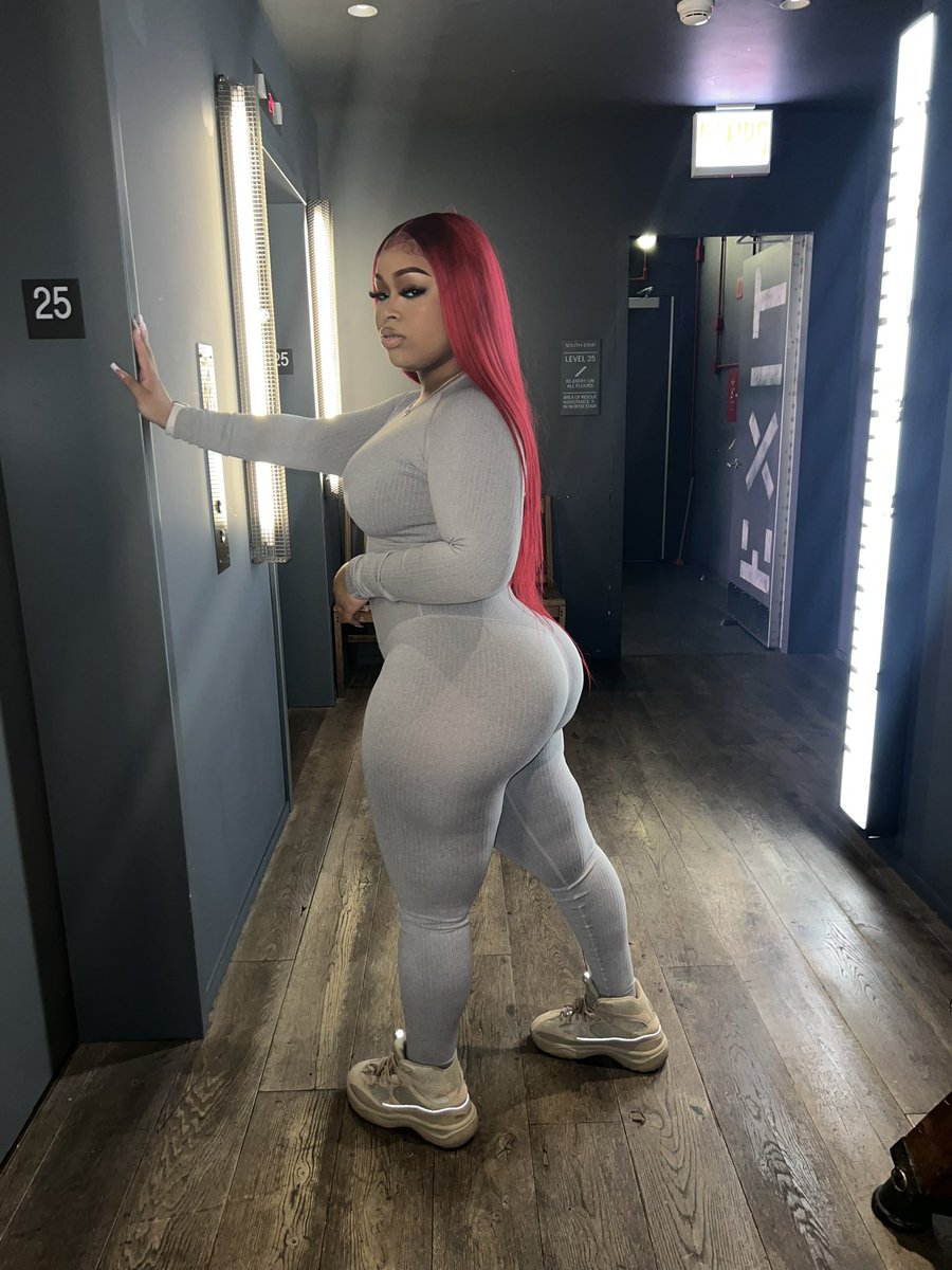 Mstell on Twitter: "RT @Thisriahh: left ………………………… Right……………"