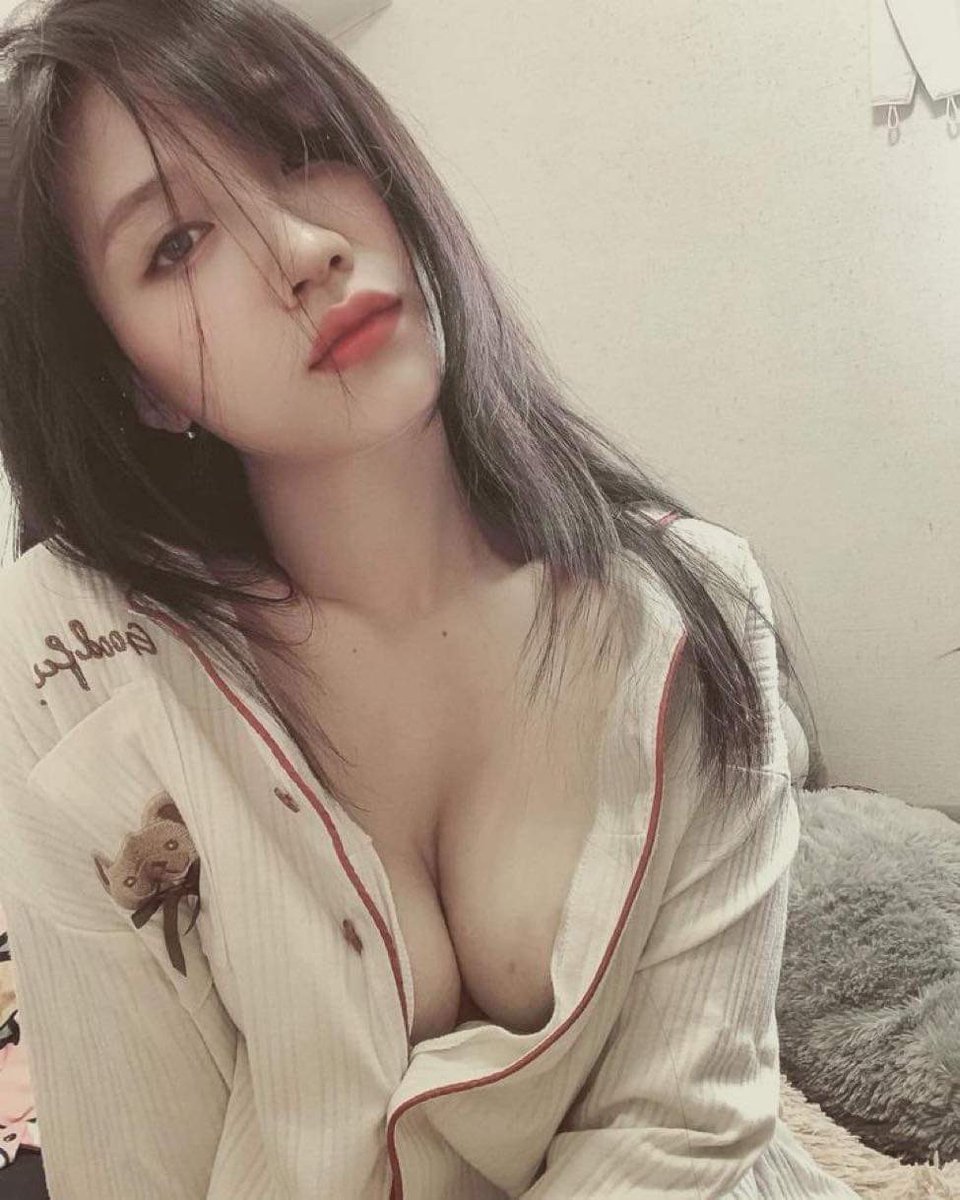 phung22k's tweet photo. E buồn quáCó a nào tâm sự chát xxx với e hk 🥺 https://t.co/zAKOoUW2ao