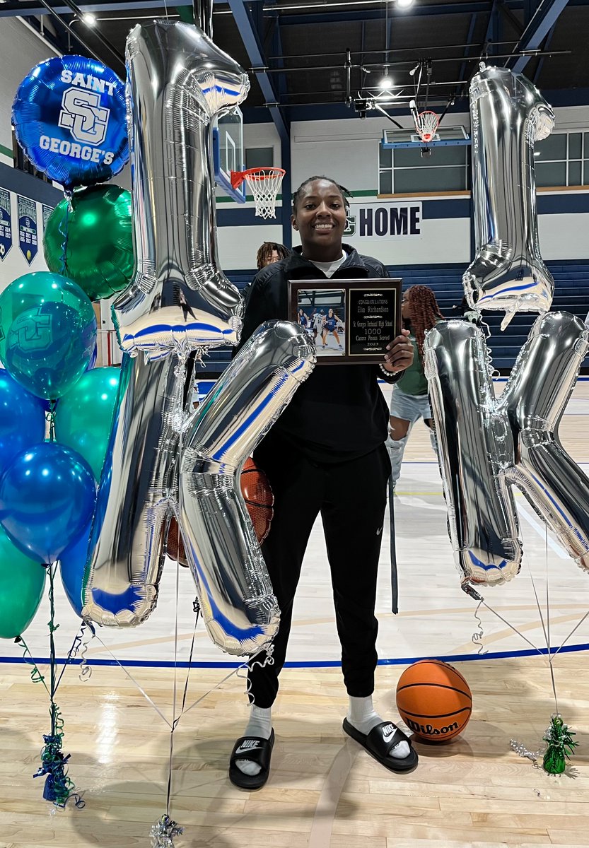 HawksSG's tweet image. Congratulations to Elia Richardson for scoring her 1,000th point tonight in the Lady Hawk’s win over Conrad. 💚💙👏🏽🏀 #Delhs #NccvtWorks @ChadHarrisonSG @drjconnor299 @fhansonic #SGClassOf2023