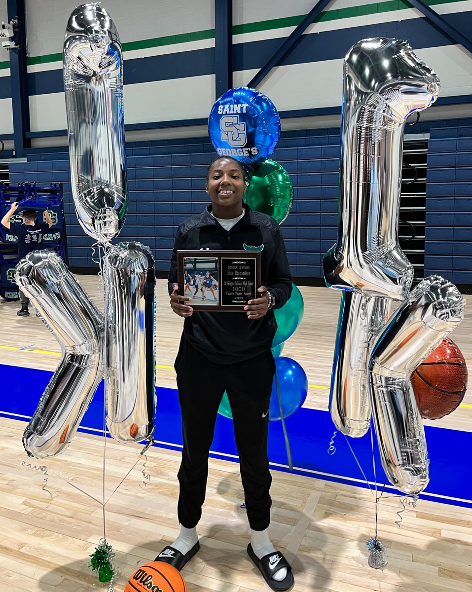 HawksSG's tweet image. Congratulations to Elia Richardson for scoring her 1,000th point tonight in the Lady Hawk’s win over Conrad. 💚💙👏🏽🏀 #Delhs #NccvtWorks @ChadHarrisonSG @drjconnor299 @fhansonic #SGClassOf2023