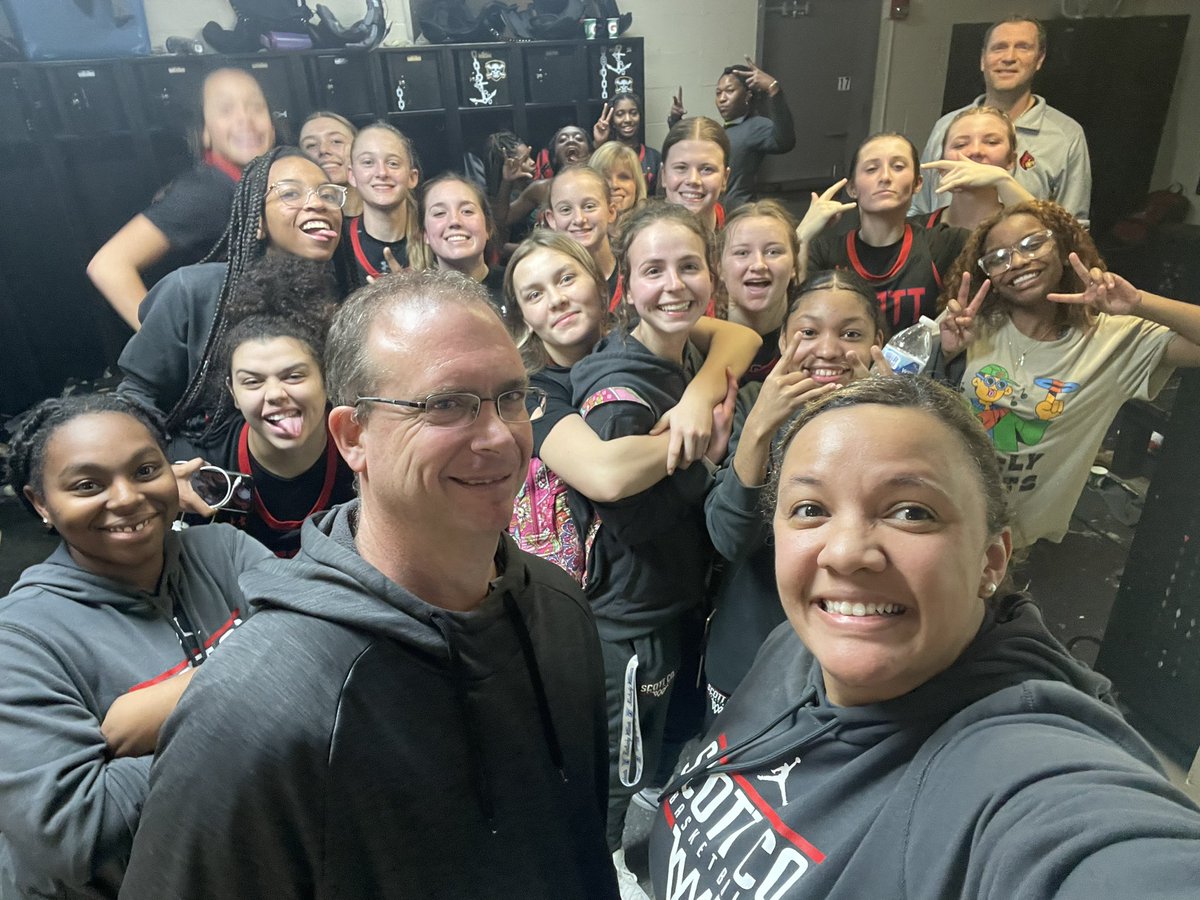 scladyhoopcards's tweet photo. Happy Birthday to our Beloved Athletic Trainer, Dan Volpe! He’s the big 5-0! Happy Birthday Dan! https://t.co/UPLmS3xKXU