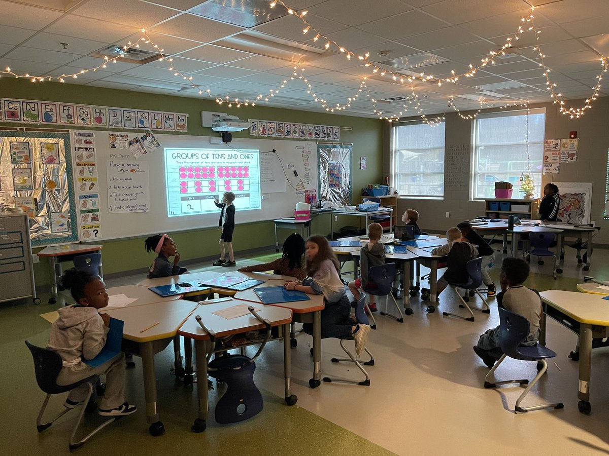 MrsLeebeck's tweet image. Todays math review on grouping by tens and ones was student led. 

#SPScreatesachievers #EaglesSOAR @EaglesFbes @ShaliseTaylor @nkarakla #mathlearning #firstgrade @SPS_Mathematics @KelGreening #peerteaching #theyROCKEDIT