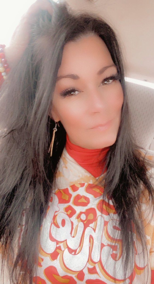 FrancescaMMoore's tweet photo. TGIF  @Chiefs fans! 2 more days until the @SuperBowl on Sunday. GOOOOO CHIEFS! #FanOutfit #GoChiefs #GameDayCountdown  #ChiefsKingdom  #SuperBowlLVII   #NFLonFOX #SelfieSmile https://t.co/fE4gC41iqQ