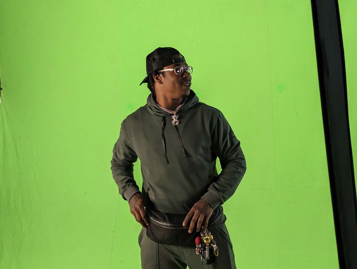 PlayNFLRivals's tweet image. Having some laughs and making some moves with @jswaggdaddy