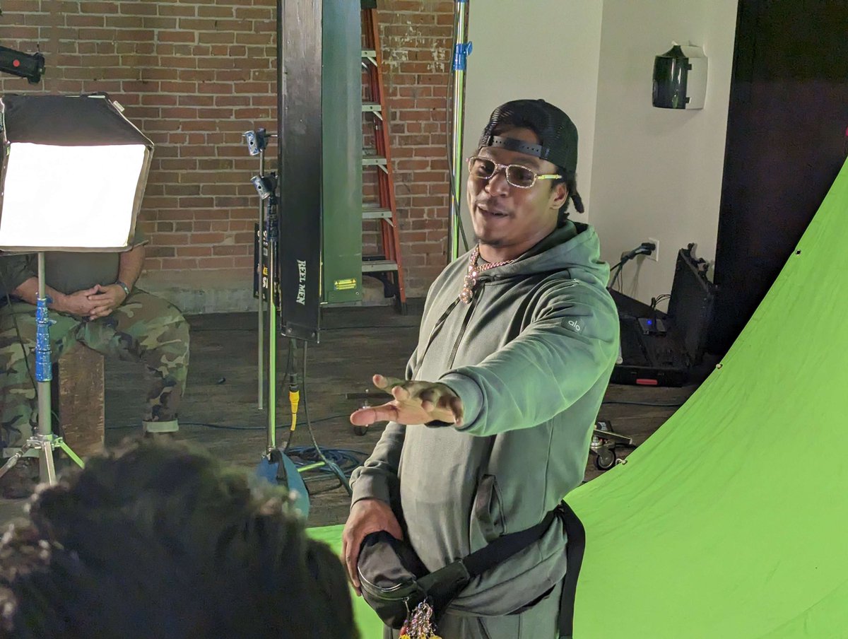 PlayNFLRivals's tweet image. Having some laughs and making some moves with @jswaggdaddy