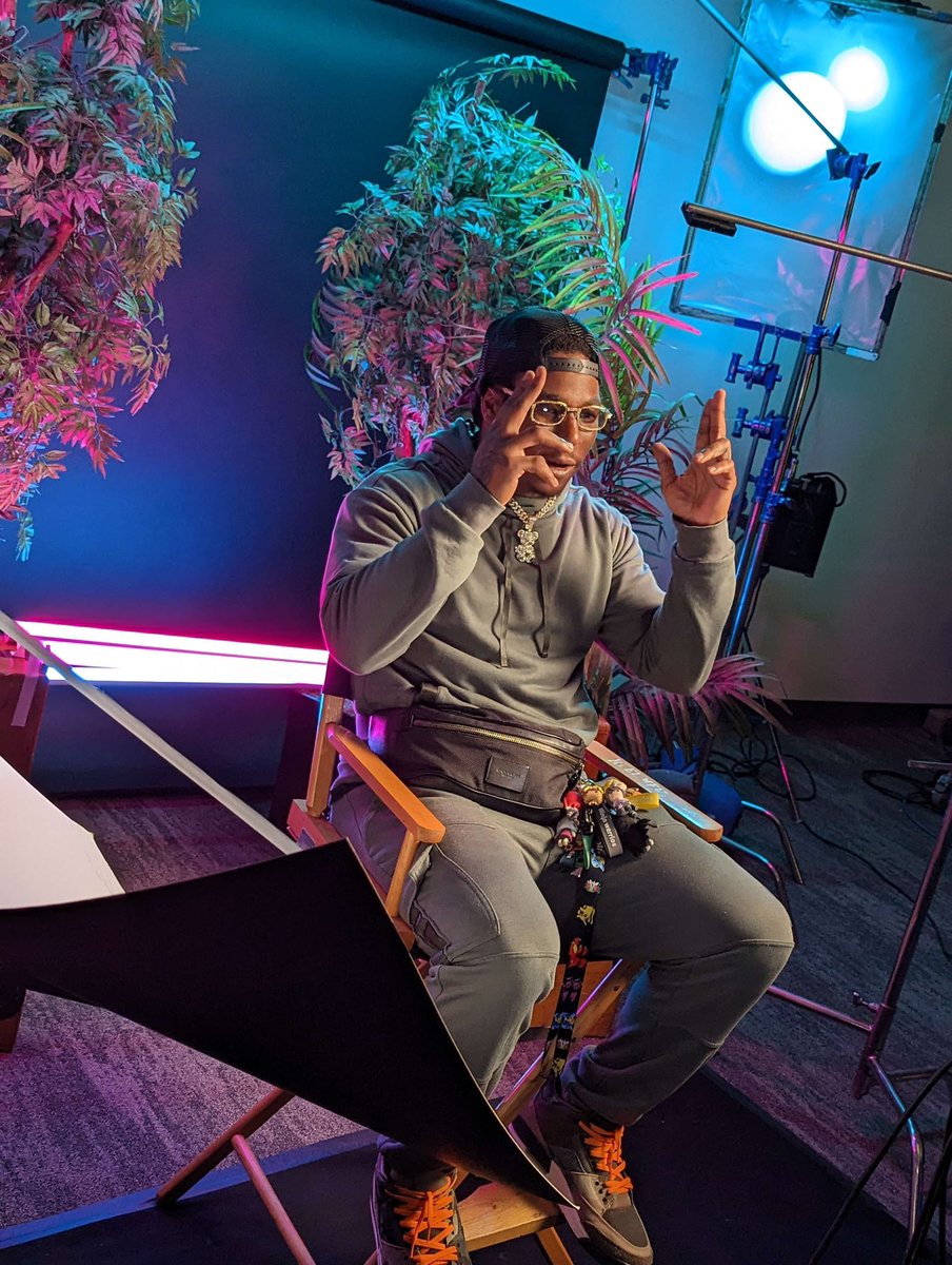 PlayNFLRivals's tweet image. Having some laughs and making some moves with @jswaggdaddy