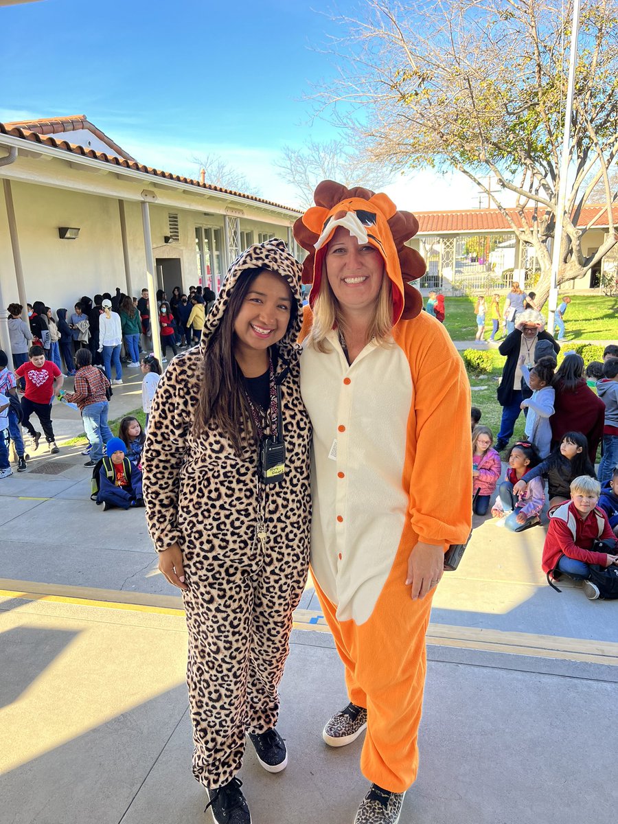 ASRayburn's tweet photo. We have the very very best counselor, Mrs Reyes! Thank you for your care, compassion, support, and knowledge! We are lucky to have you in our @LBUSDLongfellow PRIDE! #provepossible #thisislbUSd https://t.co/JadI7k96PJ