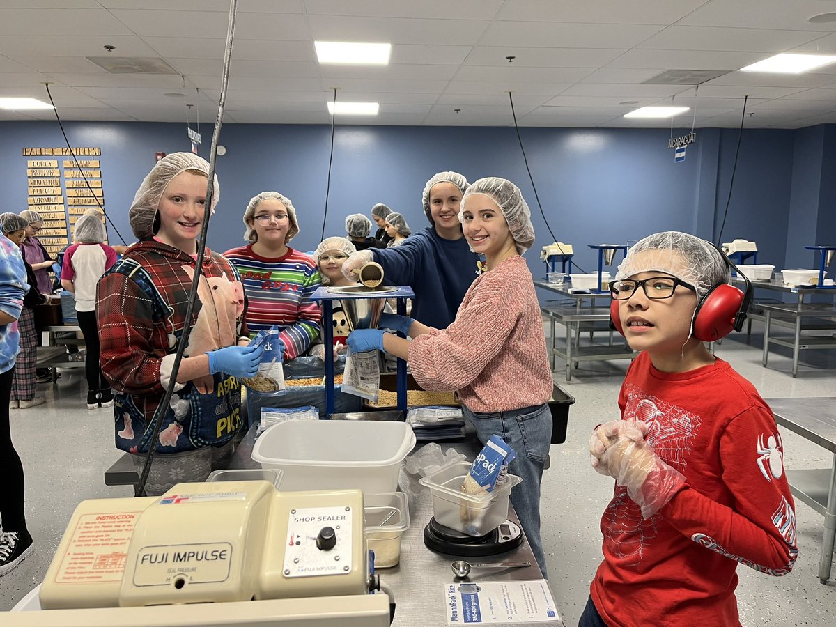 KendraLang4d's tweet photo. Friends in Action packing some food at Feed My Starving Children today❤️ #channahonpride @TRSChannahon https://t.co/WsrysmEjuA