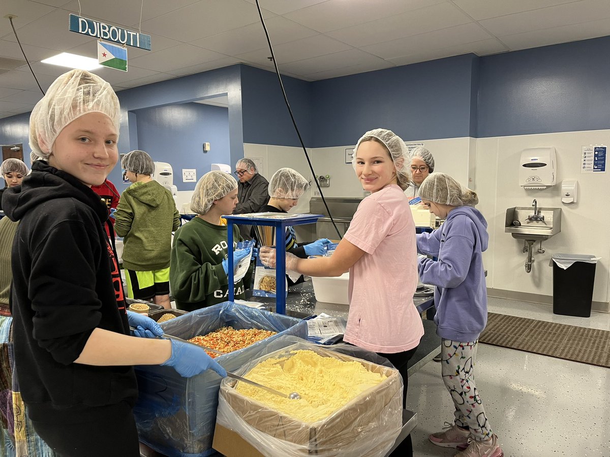 KendraLang4d's tweet photo. Friends in Action packing some food at Feed My Starving Children today❤️ #channahonpride @TRSChannahon https://t.co/WsrysmEjuA