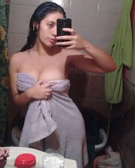 dale rt si quieres ver como me baño 😈 alguien que se anime a ver? comenta