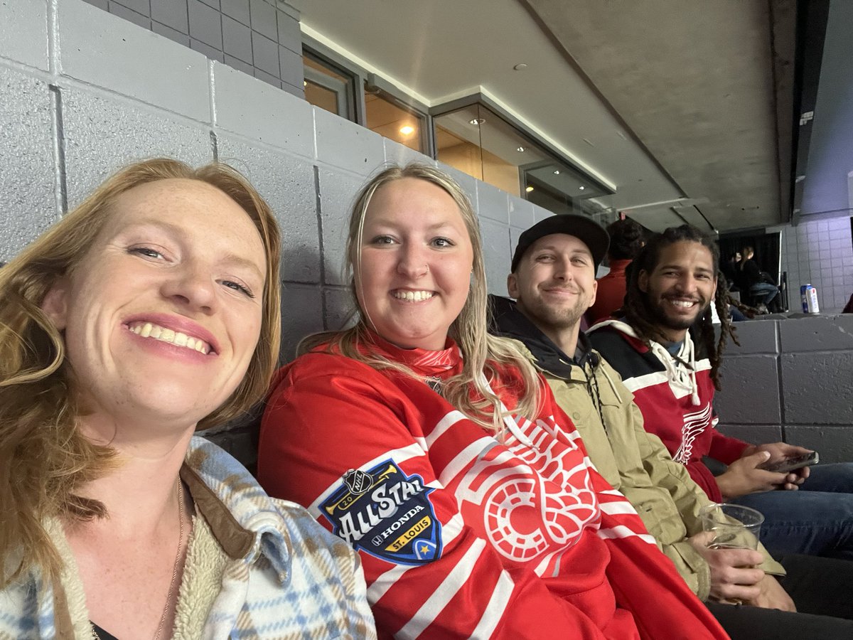 kaminskers's tweet photo. Griffins with the best! #GoGRG https://t.co/aHg3aJZLNk