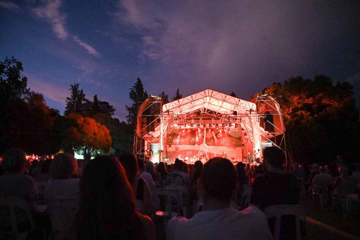 mendoza_tur's tweet photo. 🎷Suena Jazz en el Parque General San Martín, mendocinos y turistas están disfrutando de una melodía única 🎶

Así vivimos el primer día de "𝐉𝐚𝐳𝐳 𝐞𝐧 𝐞𝐥 𝐋𝐚𝐠𝐨" 

📍Prado Gaucho.

#TemporadaVendimia #Mendoza #VisitMendoza #VisitáMendoza #JazzEnElLago https://t.co/CUkJ88rrk6