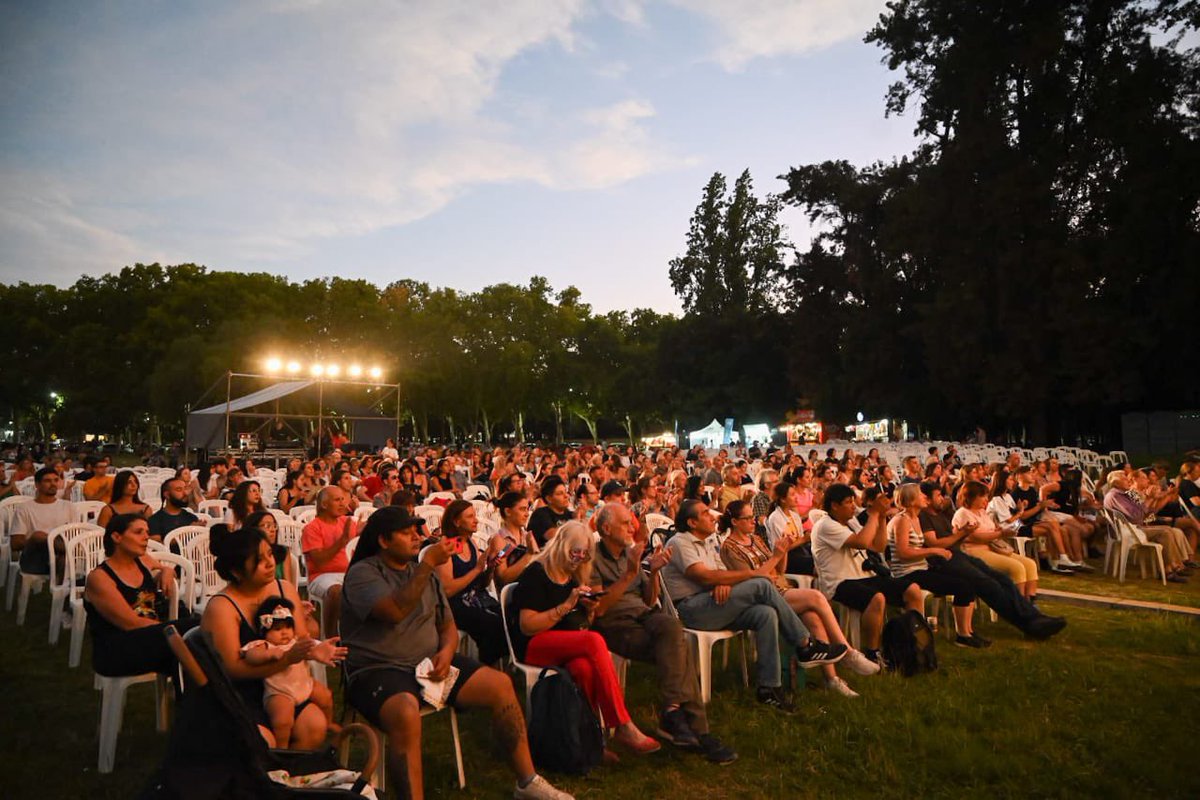 mendoza_tur's tweet photo. 🎷Suena Jazz en el Parque General San Martín, mendocinos y turistas están disfrutando de una melodía única 🎶

Así vivimos el primer día de "𝐉𝐚𝐳𝐳 𝐞𝐧 𝐞𝐥 𝐋𝐚𝐠𝐨" 

📍Prado Gaucho.

#TemporadaVendimia #Mendoza #VisitMendoza #VisitáMendoza #JazzEnElLago https://t.co/CUkJ88rrk6