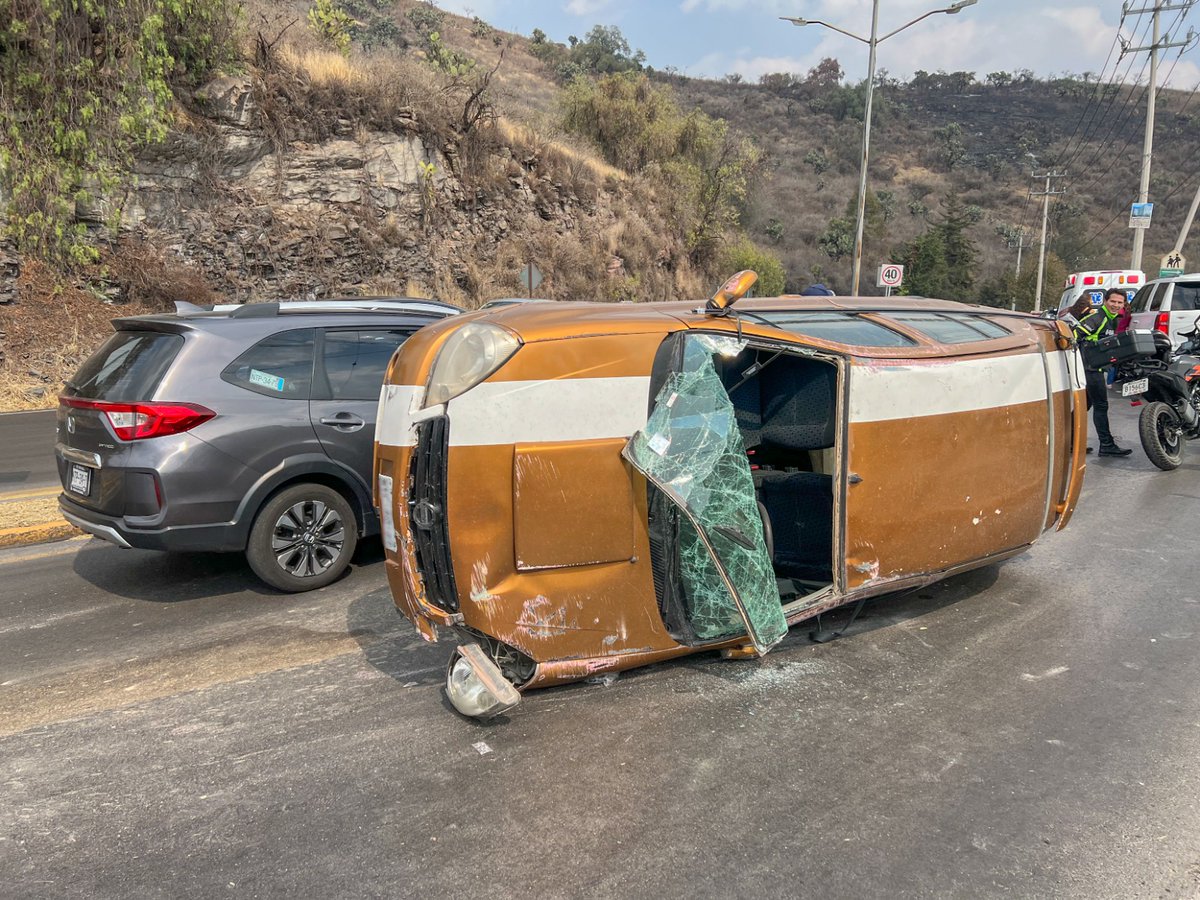 HOY OTRO ACCIDENTE VEHICULAR EN LA VÍA JORGE JIMÉNEZ CANTU; POR EXCESO DE VELOCIDAD, VUELCA AUTO CERCA DE PRESA MADIN
#BomberosAtizapan 
#AccidenteVial