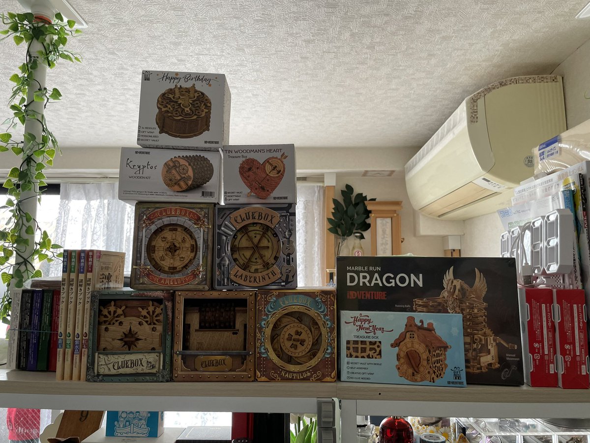 ForGameOnly999's tweet photo. #cluebox3 届きました！
おまけのプレゼント2種も一緒でした！

家にあるやつを全部並べてみましたが、圧巻です！
今から解くのが楽しみです！

#cluebox
#kibidango https://t.co/ftBgdtaWxB
