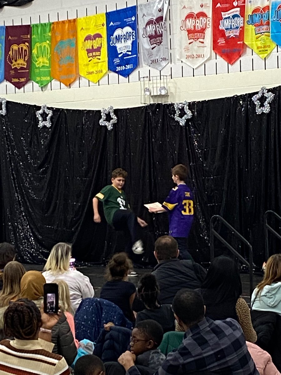 MV_Mustangs's tweet photo. More pictures from tonight’s Meadow View Talent Show.  
#MVMustangPride #202Proud https://t.co/d833UVDrJY