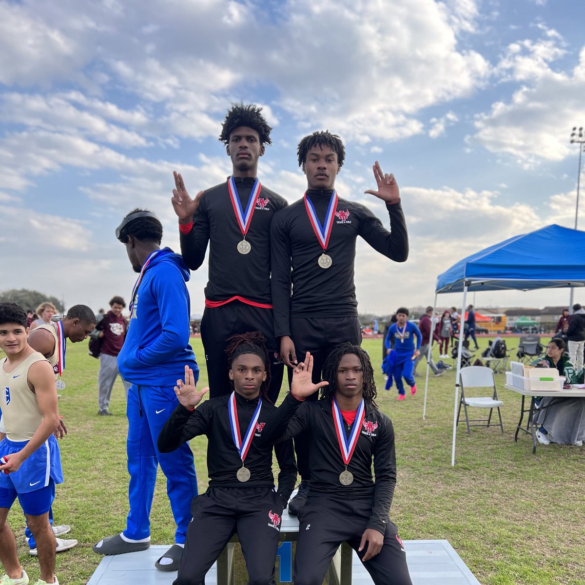 Congratulations to our Varsity Boys 4x200 Relay on earning a Gold Medal at the Pasadena Brown Relays‼️

4x200 Relay
Senior-Bricen Brantley 
Senior-JJ Nworu 
Sophomore-Murphy Guidry 
Sophomore-Dylan Harris