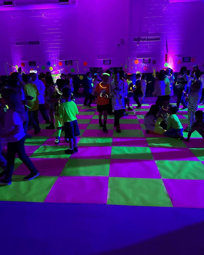 berkeleypotter's tweet photo. Glow Dance Fun!  #wearehmp https://t.co/NzBzVdwBSf