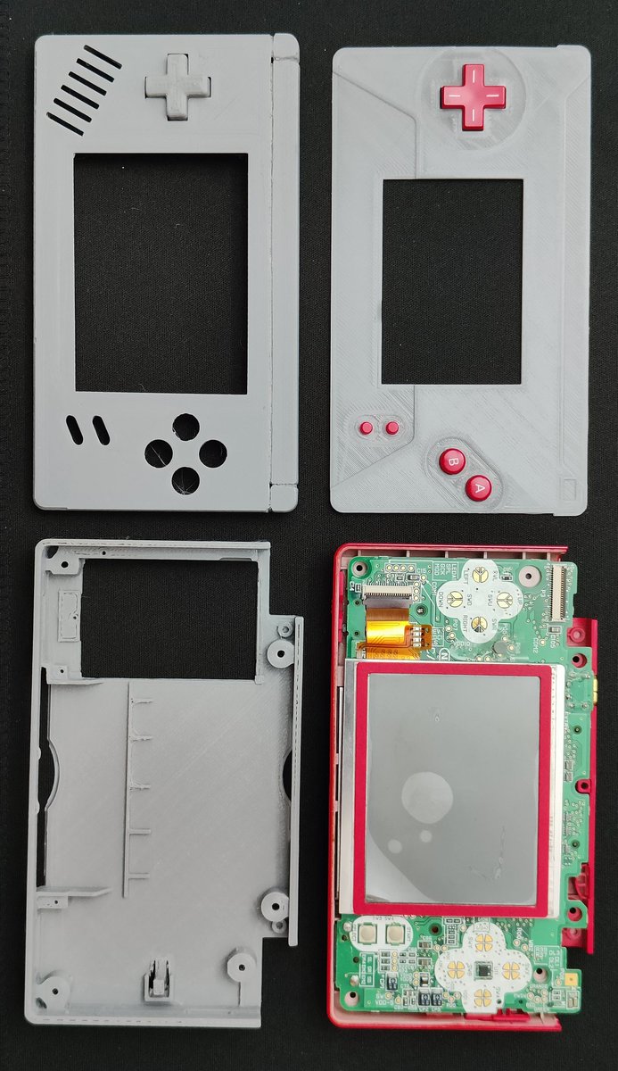 agr3gam3's tweet photo. Sigo fundiendo PLA!
Pruebas y más pruebas para la carcasa de #GameboyMacro.
Todos los modelos de carcasa que estoy probando tienen algun error de diseño que dificultan el montaje, el uso de botones, el poder encajar la pantalla sin forzar.. en fin, aspectos muy mejorables. https://t.co/cab1wDIwuY