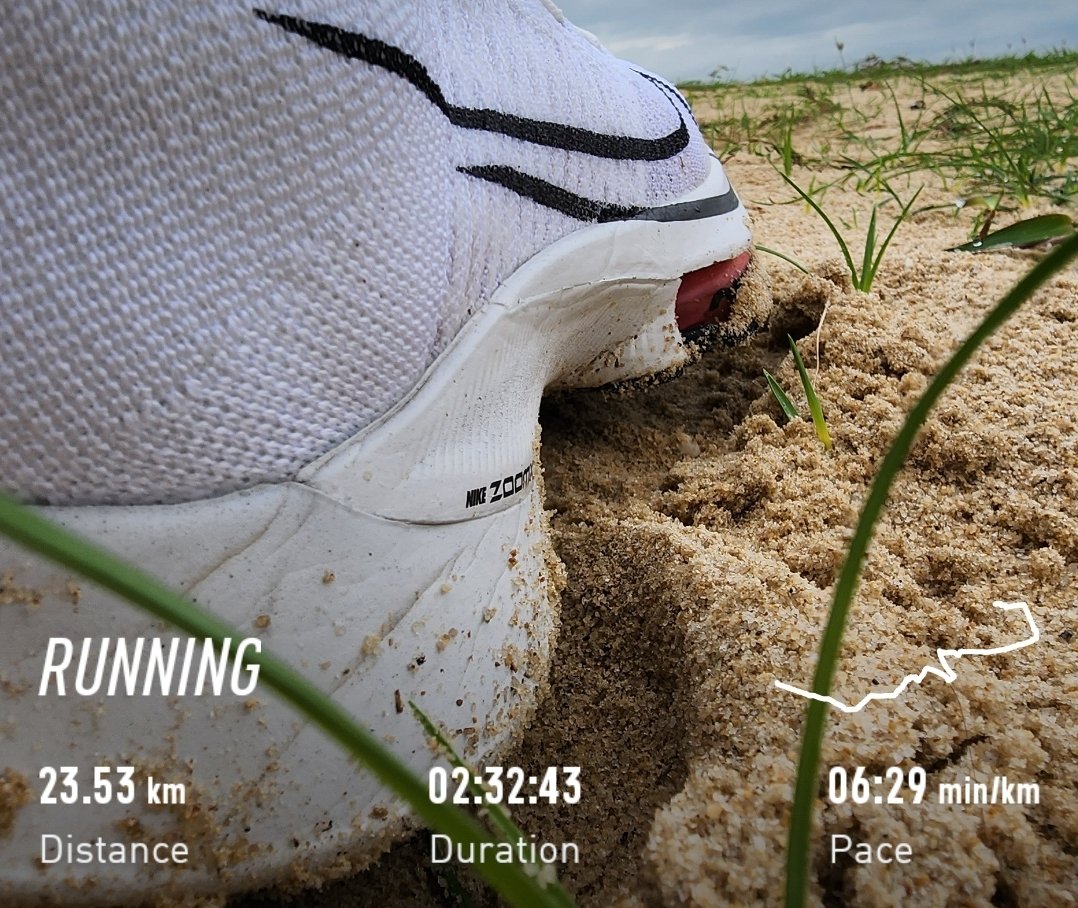 AkiPonJin's tweet photo. My shoes said they wanted to touch some sand today. So we did #nike #zoomx #toiletpics #legpics https://t.co/pWzHnQQw6K