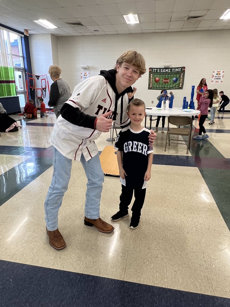 BRTigerBaseball's tweet photo. THANKFUL for the opportunity for a few of our players to volunteer to SERVE at Skyland Elementary Math Bowl Day! Our players ENJOYED all of the students, staff, & competitions! #RidgeCommunity #FutureTigers https://t.co/e9fJ8boLeo