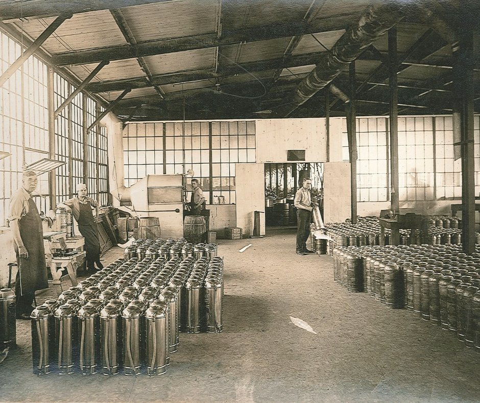 elkhartbrass's tweet image. Flowback Friday is Back!  Workers in our Extinguisher Shop take a break to pose for a picture in the 1930's.  Do you have an Elkhart Brass Extinguisher in your collection?  Let's see it!  #flowbackfriday #elkhartbrass #knowyourflow #brasstackshardfacts.