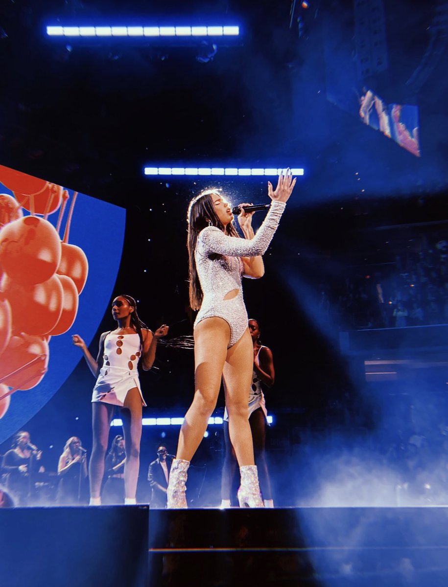 SicilianlnHeels's tweet image. I really love taking pictures of women on the stage 💕
