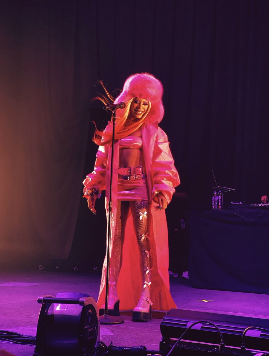 SicilianlnHeels's tweet image. I really love taking pictures of women on the stage 💕