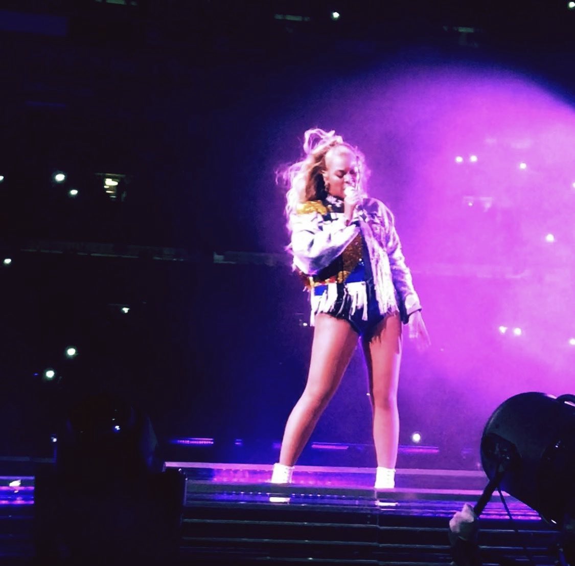 SicilianlnHeels's tweet image. I really love taking pictures of women on the stage 💕