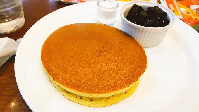 わああ遠出先で珈琲館あった!!!駅近くの珈琲館コロナで閉店してずっと食べられなかったホットケーキ食べる!!!この味だよ!トッピング無しでもりもり食べたい味!うまい!うまい!えっ!粉販売してるんですか!!! 