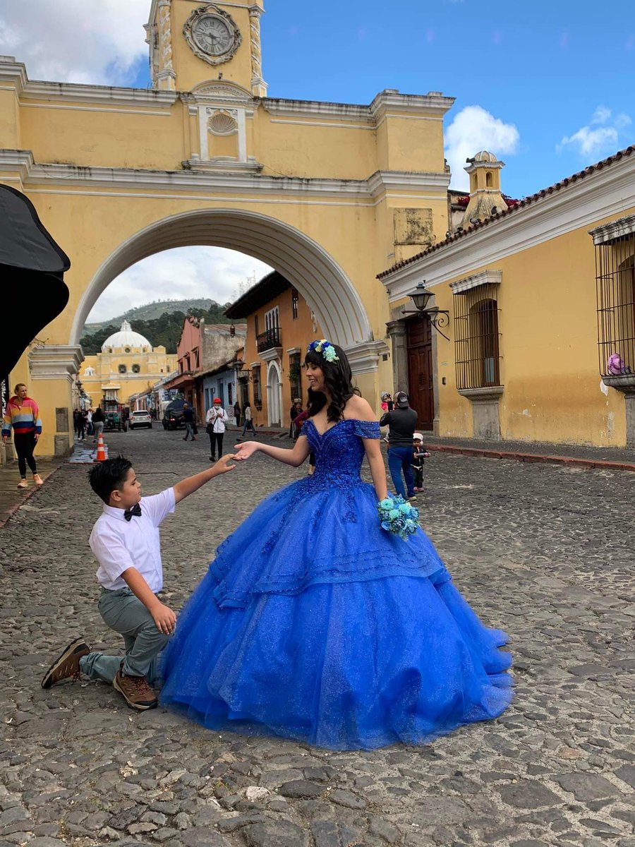 娘の15歳の誕生日🎂キンセニェーラantigua中の映えスポットで1日かけて撮影しました。日頃は口を聞いてくれない娘ですが、お手伝いさせて頂きました😂