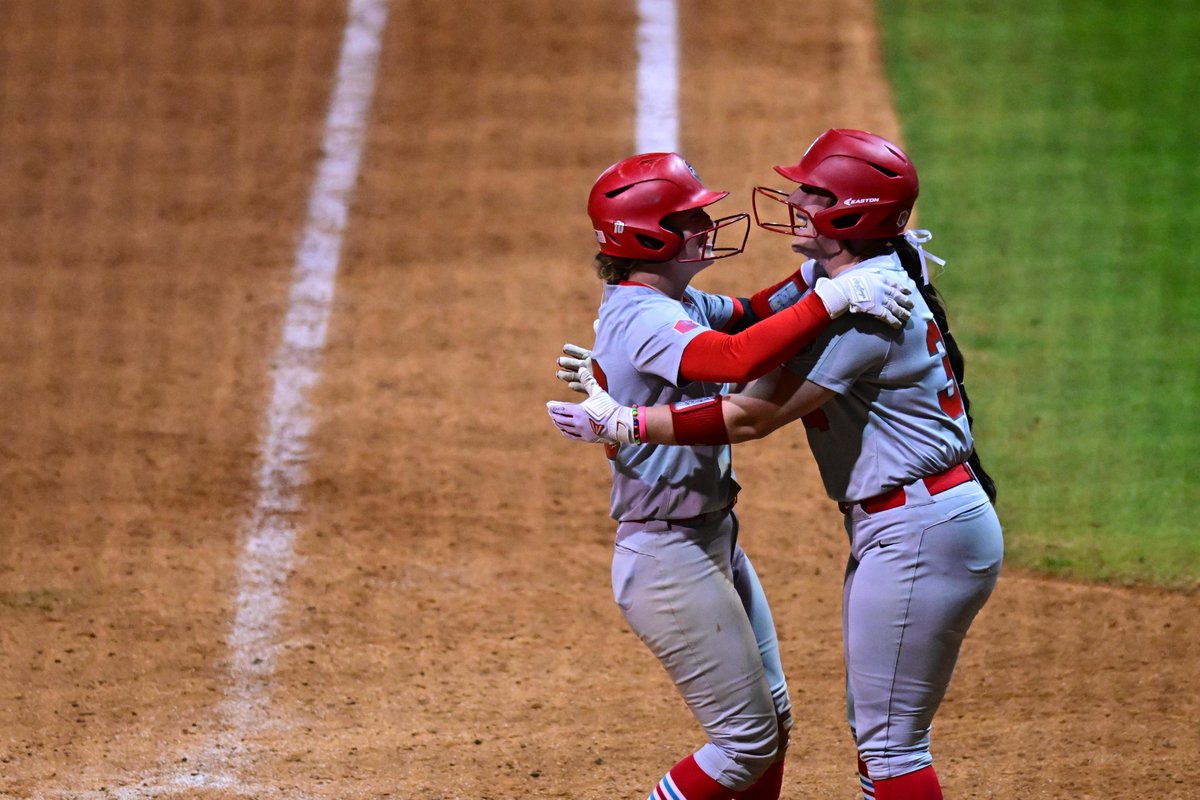 UNMLoboSB's tweet photo. Gotta ♥ HR celebrations. 
#GoLobos https://t.co/80SV1Rd1gi