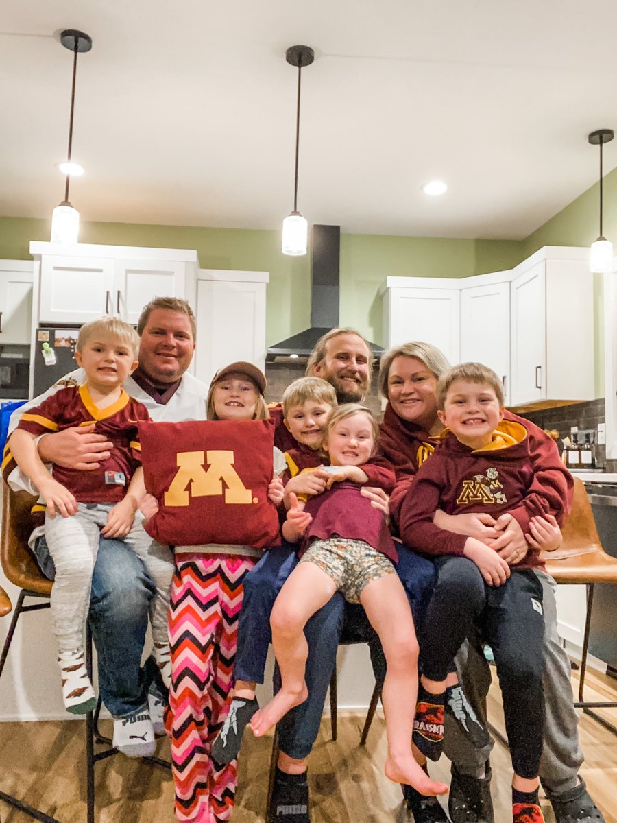 BertramEh's tweet photo. @GopherHockey @BallySportsNOR @BigTenNetwork Kiddos cheering for some gopher puck!! https://t.co/5qq6c9R8qf