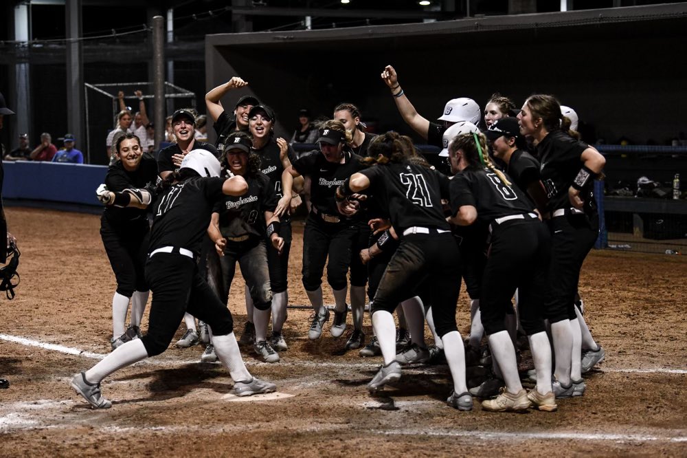 Courtesy of Adam Koszo, check out these photos of Shelby Carvalho’s two-run home run from this evening’s 7-5 win over FGCU! #BingItOn #ClawsOut #AESB