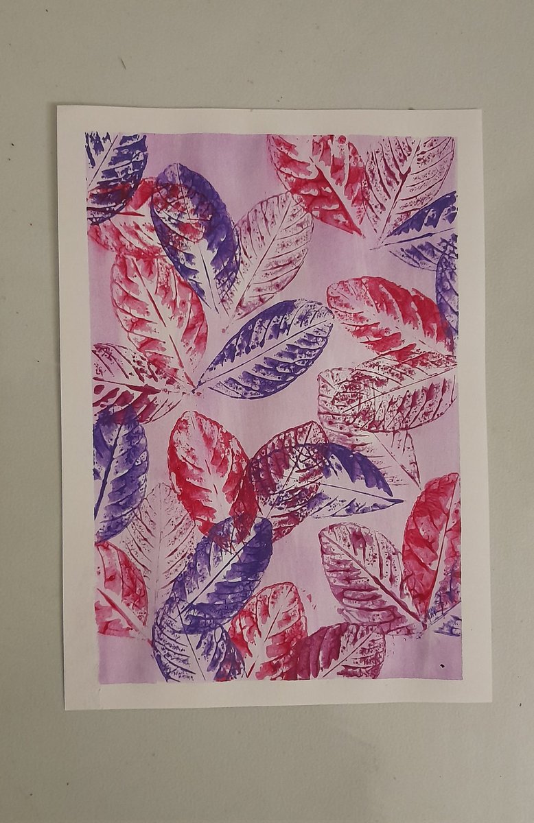 XxNightblazexX's tweet photo. Call me lazy, but day 10 is a printmaking day 😄
#FebruaryLeaves
#oneaday 
#art #printmaking #acrylicpainting
#acrylicabstract #stamp #pattern https://t.co/uUpxrzquf3