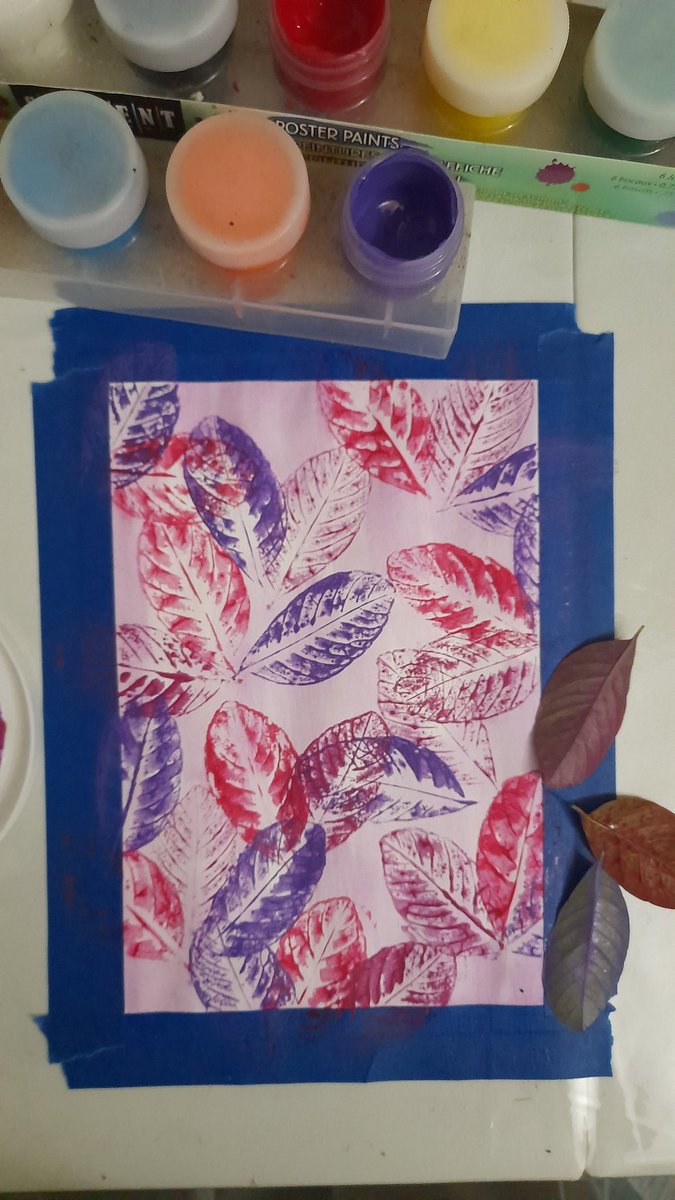 XxNightblazexX's tweet photo. Call me lazy, but day 10 is a printmaking day 😄
#FebruaryLeaves
#oneaday 
#art #printmaking #acrylicpainting
#acrylicabstract #stamp #pattern https://t.co/uUpxrzquf3