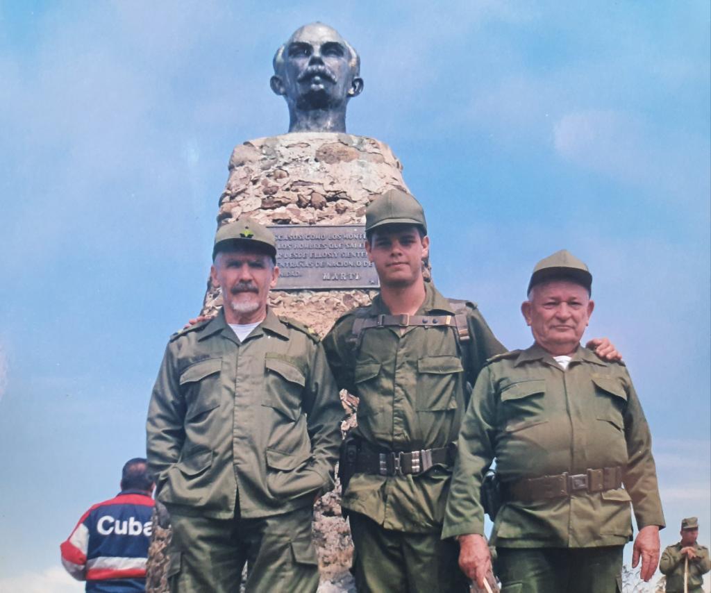 FACSmirnov's tweet photo. Un fuerte abrazo cargado de aprecio, respeto y admiración, querido Comandante de la Revolución Guillermo García Frías.
¡Muchas felicidades en su 95 cumpleaños! https://t.co/fxvdt0wz5d