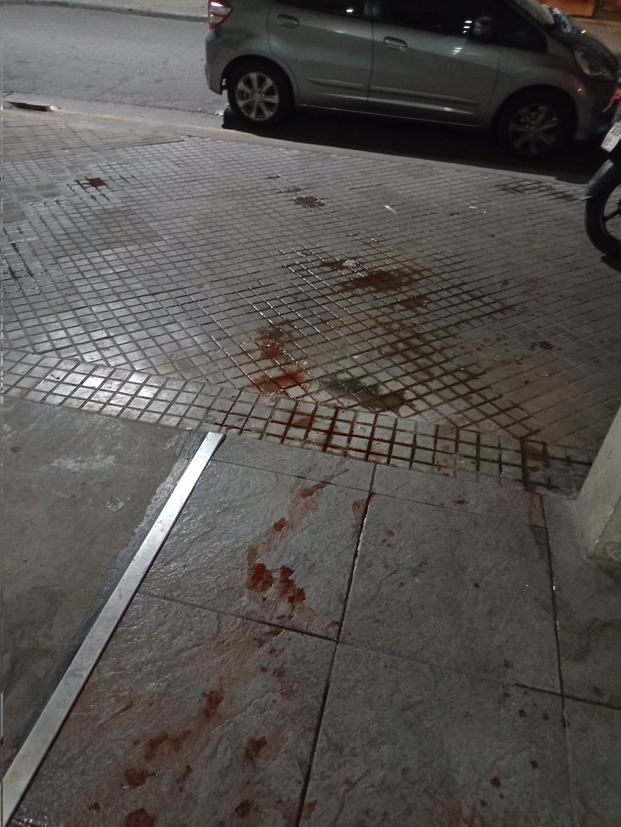 Salís a la puerta de tu casa. Sangre en el suelo. Apuñalaron a un pibe para robarle, pleno centro de Rosario.
No hay discurso político válido que contenga las medidas en seguridad que requiere la situación que vive esta ciudad. Algunos deben quedarse en las academias.