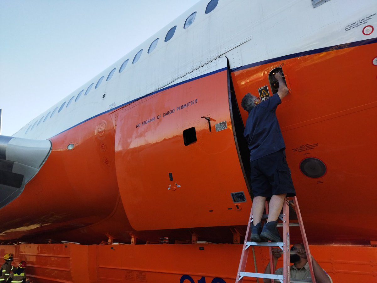 Cuando en el DC 10 no hay tiempo que perder en tierra, el relevo de la tripulación se hace por el ex compartimiento de carga con una escalera "de supermercado". Aqui el momento del cierre de la misma.

<a href="/Ten_Tanker/">10_Tanker Air Carrier</a> 

#IncendiosForestaleschile