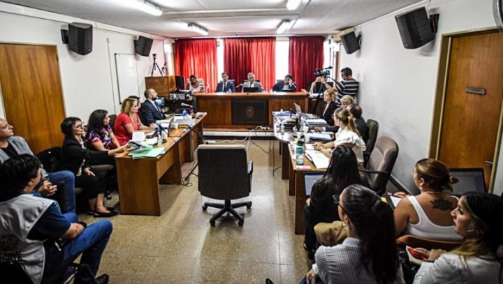 desaparecidaorg's tweet photo. JUICIO por la tortura, violación y femicidio de Lucía Pérez. Actualizamos información que no veras en los medios. 
En este breve hilo tendrás datos y detalles de lo que está pasando, con audiencias vedadas al público, por los detalles "escabrosos" del caso🤦‍♀️
Una locura😥😔

hilo https://t.co/AUhURnJ4zk