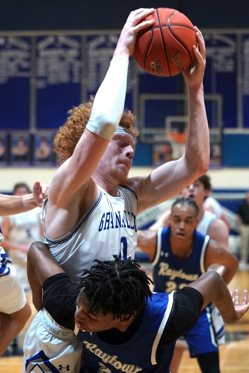 SpectrumNewsKC's tweet photo. .@HyVeeKCMetro Game of the Week

Grain Valley takes a 50-40 lead over Raytown heading into the 4Q!

🔥📸 @AjHildreth https://t.co/m9J3VuJMBk