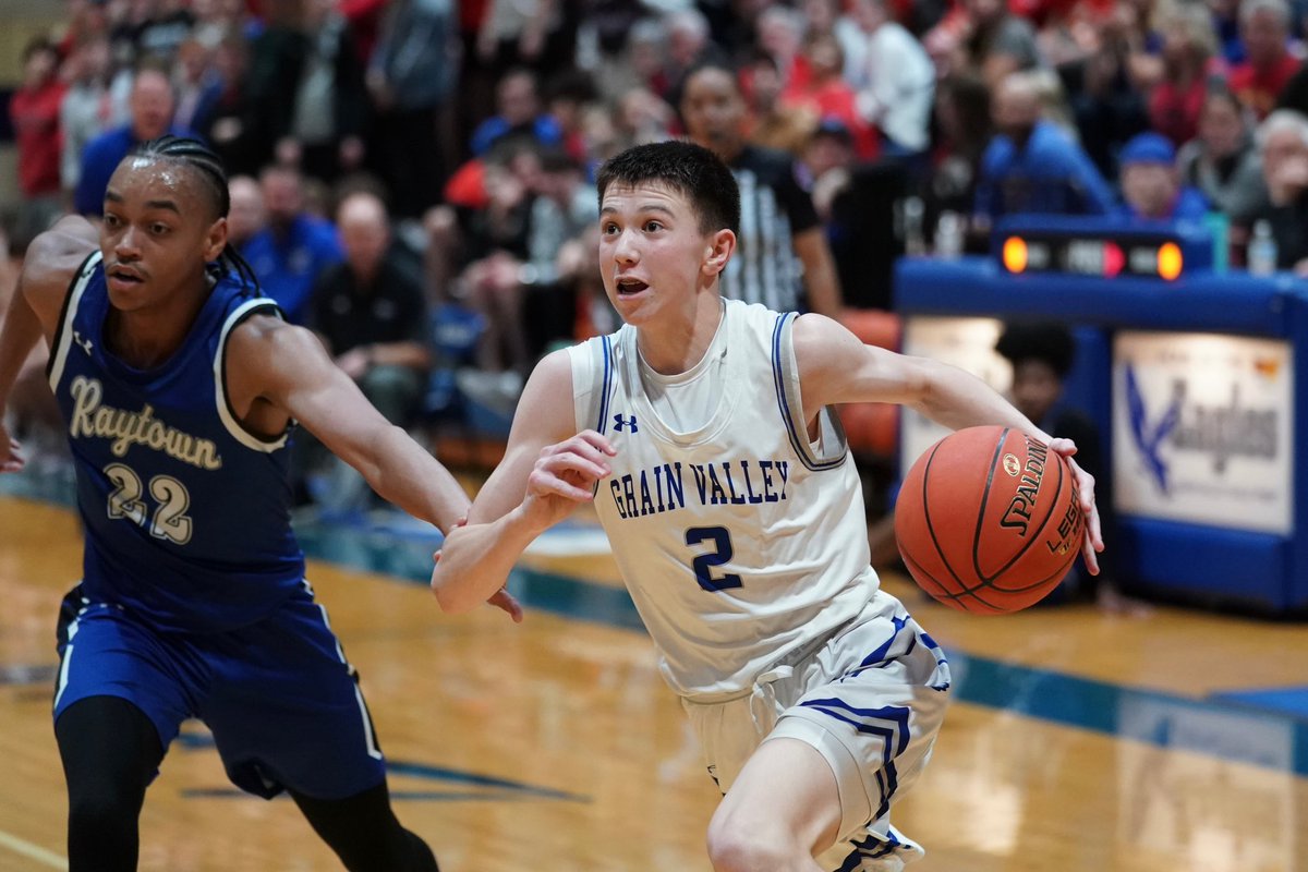 SpectrumNewsKC's tweet photo. .@HyVeeKCMetro Game of the Week

Grain Valley takes a 50-40 lead over Raytown heading into the 4Q!

🔥📸 @AjHildreth https://t.co/m9J3VuJMBk
