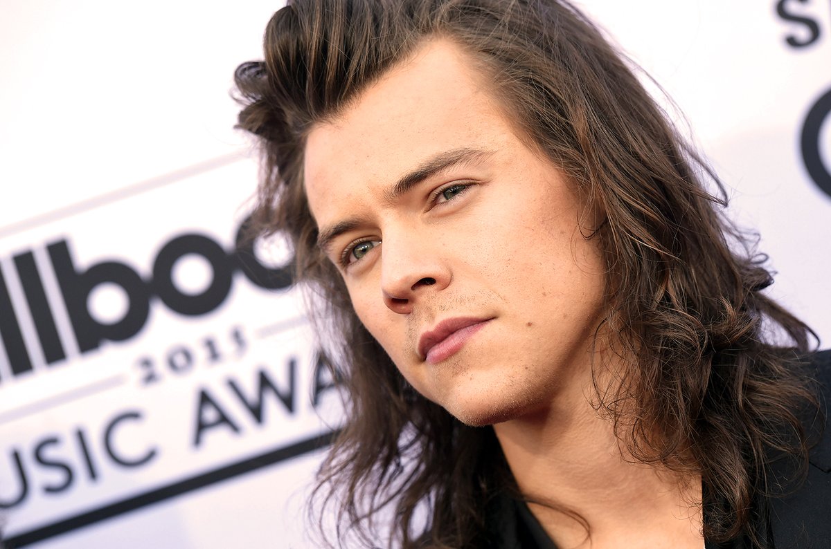 harrystyleszeit's tweet photo. In celebration of #HarryStyles at the 2023 BRITs tomorrow (where he'll hopefully win multiple awards,) this week's #SaturdayLHHThread features his appearances and performances at various award shows during 2015. Enjoy! 🖤 https://t.co/1qDPcggVS4