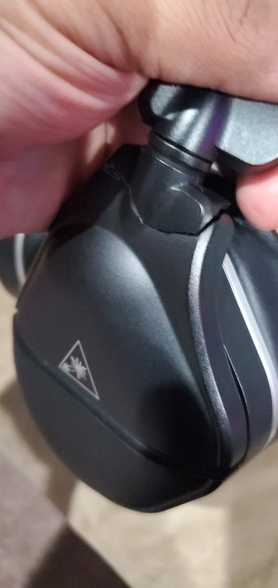 _woosah's tweet photo. @TurtleBeach why yall headphones 🎧 always breaking. I don't even drop them. Just normal wear and tear and they crack. Is my head too big? 😫 https://t.co/Aqk7q7Fu3D