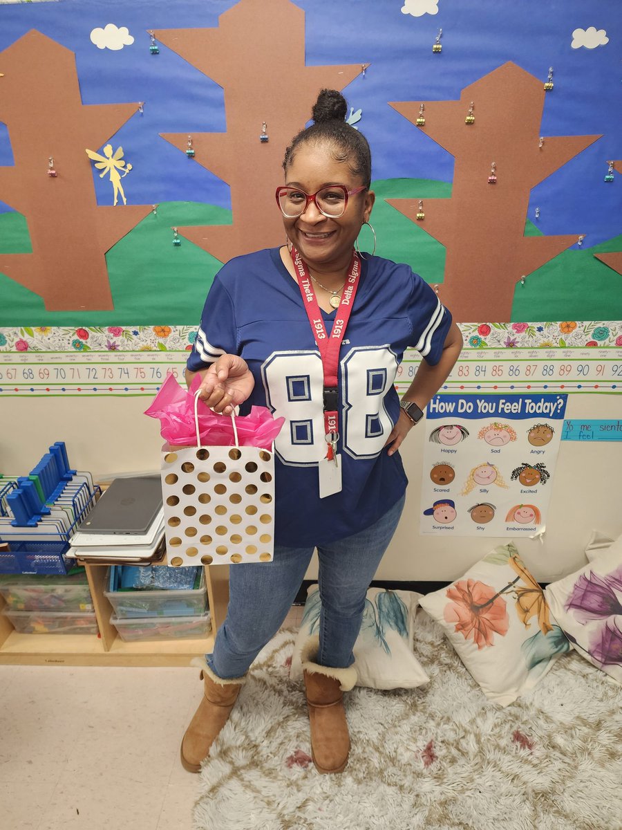 SchoolEngage_CB's tweet photo. Stopped by to show some love @CounselorClewis for #NSCW23 @Counseling_AISD @SpenceES_AISD @MarcieStrahan #ChosenBehavioral https://t.co/RJeQA6JNJu