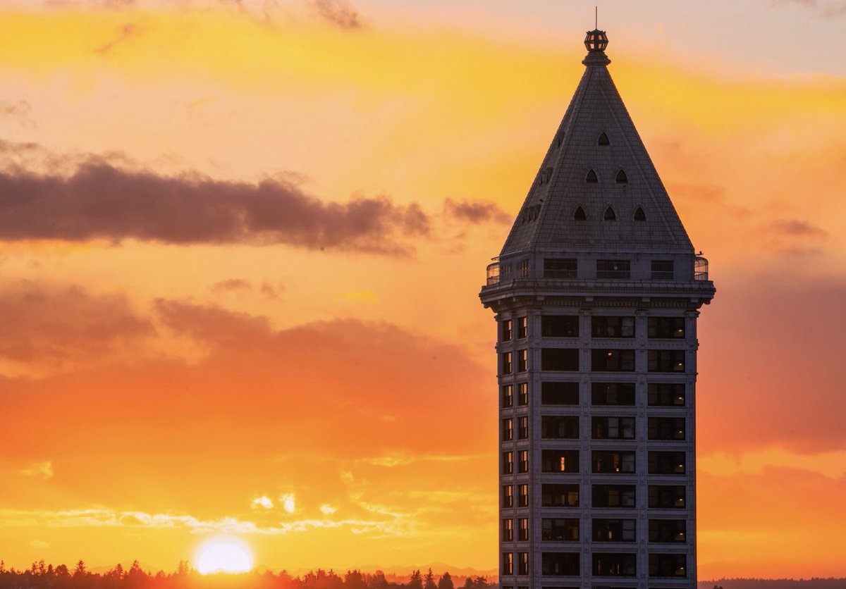 pnwwxchaser's tweet photo. #SmithTower looking lovely this winter evening! Blue skies and some localized color at sunset tonight in #Seattle.
#wawx @smithtower @NWSSeattle https://t.co/JlPPUEIXZB