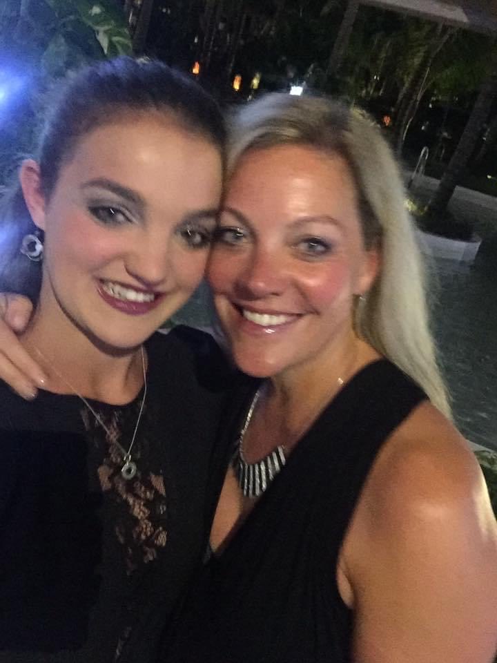 Don’t we look like Sisters?? 😂😂 maybe not but it’s fun to assume when you’re the “mother” !! Great title for a show!! #TheSpencerSisters ⁦<a href="/CTV/">CTV</a>⁩ ⁦<a href="/LeaKThompson/">Lea Thompson</a>⁩ ⁦<a href="/StaceyFarber/">Stacey Farber</a>⁩ ⁦<a href="/eOne_TV/">eOne TV</a>⁩  
Others should show us their mother daughter photos. #FunFotos