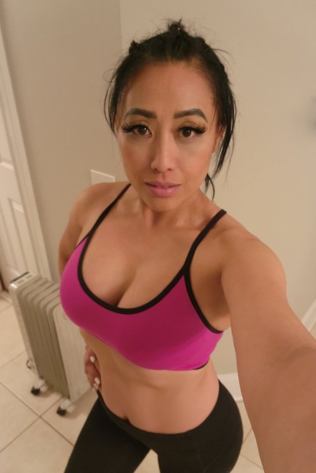 Hey! I know you're SMS'ing me, sorry but I need a hot shower right now. I'm a bit sweaty and dirty 🤭<a href="/tag/selfie"class="tags"><span>#selfie</span></a><a href="/tag/chat"class="tags"><span>#chat</span></a><a href="/tag/sportsbra"class="tags"><span>#sportsbra</span></a><a href="/tag/yogapants"class="tags"><span>#yogapants</span></a><a href="/tag/sweatyselfie"class="tags"><span>#sweatyselfie</span></a>